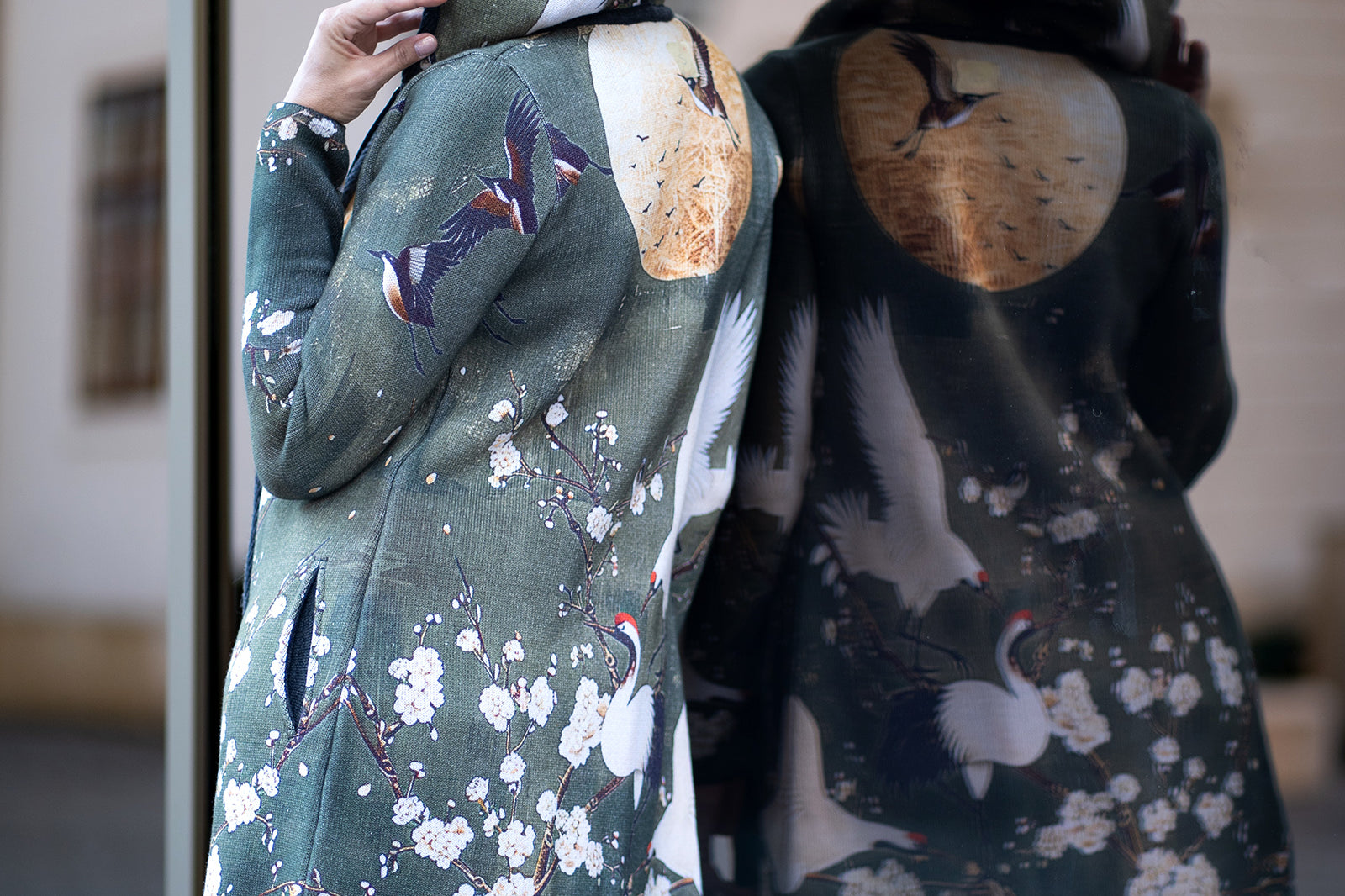 BAIKA női kabát Virágzó szárnyak – 100% pamut külső, 90% akril + 10% elasztán belső, cipzáras záródás, művészi daru- és virágminta