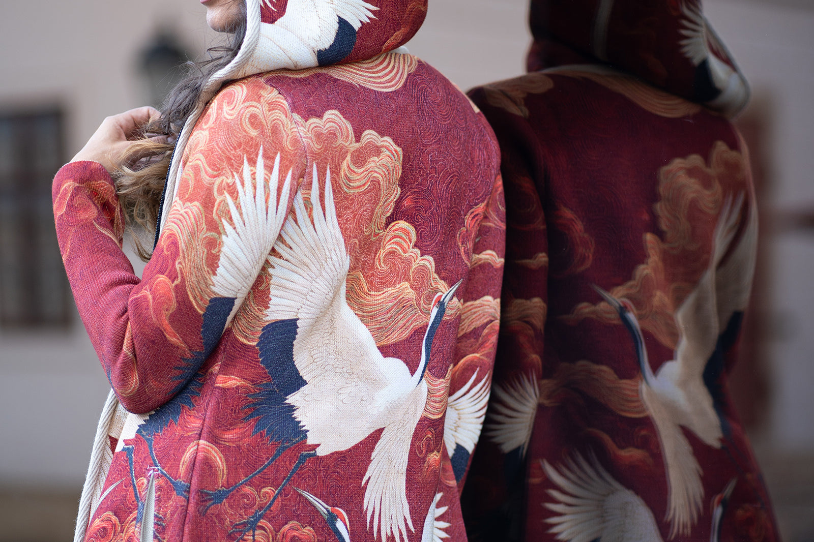 BAIKA női kabát Vörös Daru – kapucnis, cipzáras kötött kabát, 100% pamut külső, 90% akril + 10% elasztán belső, vörös daru minta