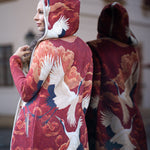 BAIKA női kabát Vörös Daru – kapucnis, cipzáras kötött kabát, 100% pamut külső, 90% akril + 10% elasztán belső, vörös daru minta