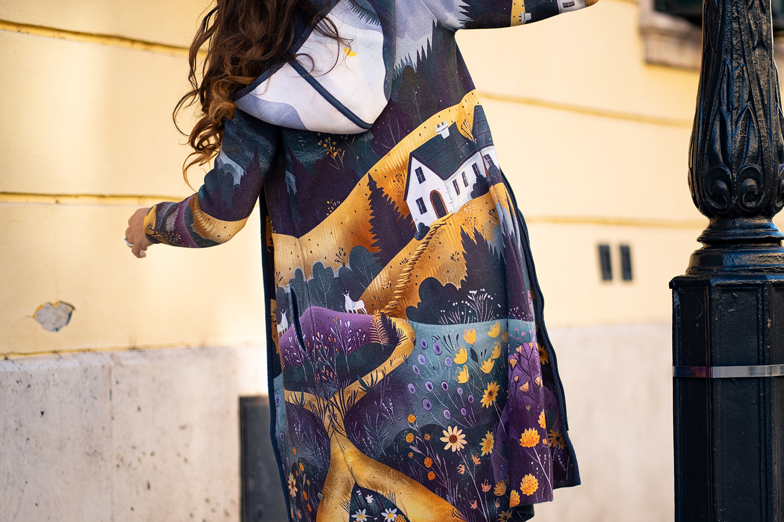 BAIKA női kabát Aranyösvény – kapucnis, cipzáras kötött kabát, 100% pamut külső, 90% akril + 10% elasztán belső, arany ösvényes grafikus tájkép minta