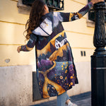 BAIKA női kabát Aranyösvény – kapucnis, cipzáras kötött kabát, 100% pamut külső, 90% akril + 10% elasztán belső, arany ösvényes grafikus tájkép minta