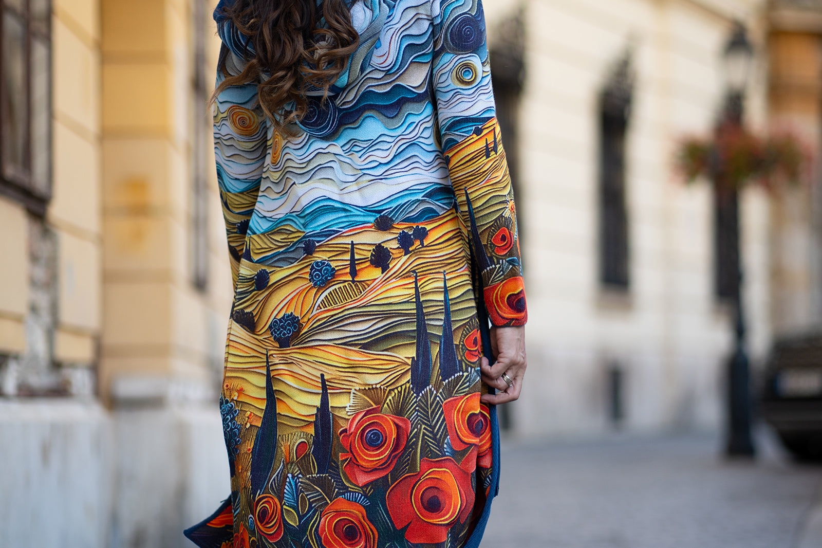 BAIKA női kabát Napkeringő – kapucnis, cipzáras kötött kabát, 100% pamut külső, 90% akril + 10% elasztán belső, festett tájkép ciprusokkal és rózsákkal