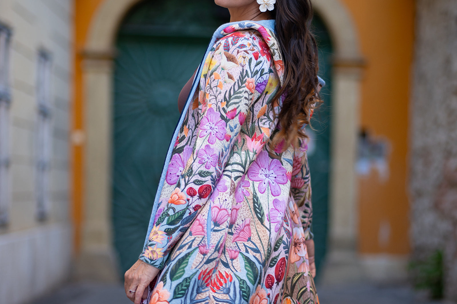 BAIKA női kabát Lélekvirág – kapucnis, cipzáras kötött kabát, 100% pamut külső, 90% akril + 10% elasztán belső, színes virágminta