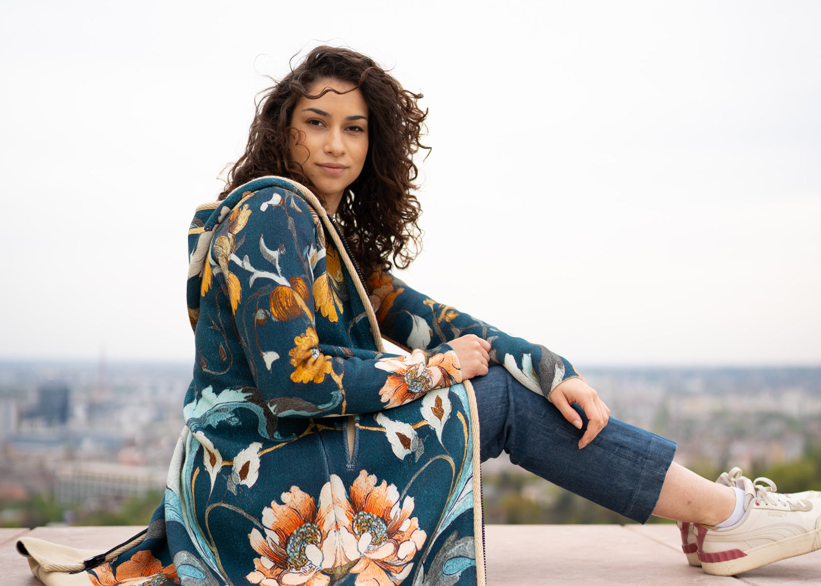 BAIKA női kötött kabát Arany Indák – cipzáras, mintás, mélykék alapon aranyló indákkal