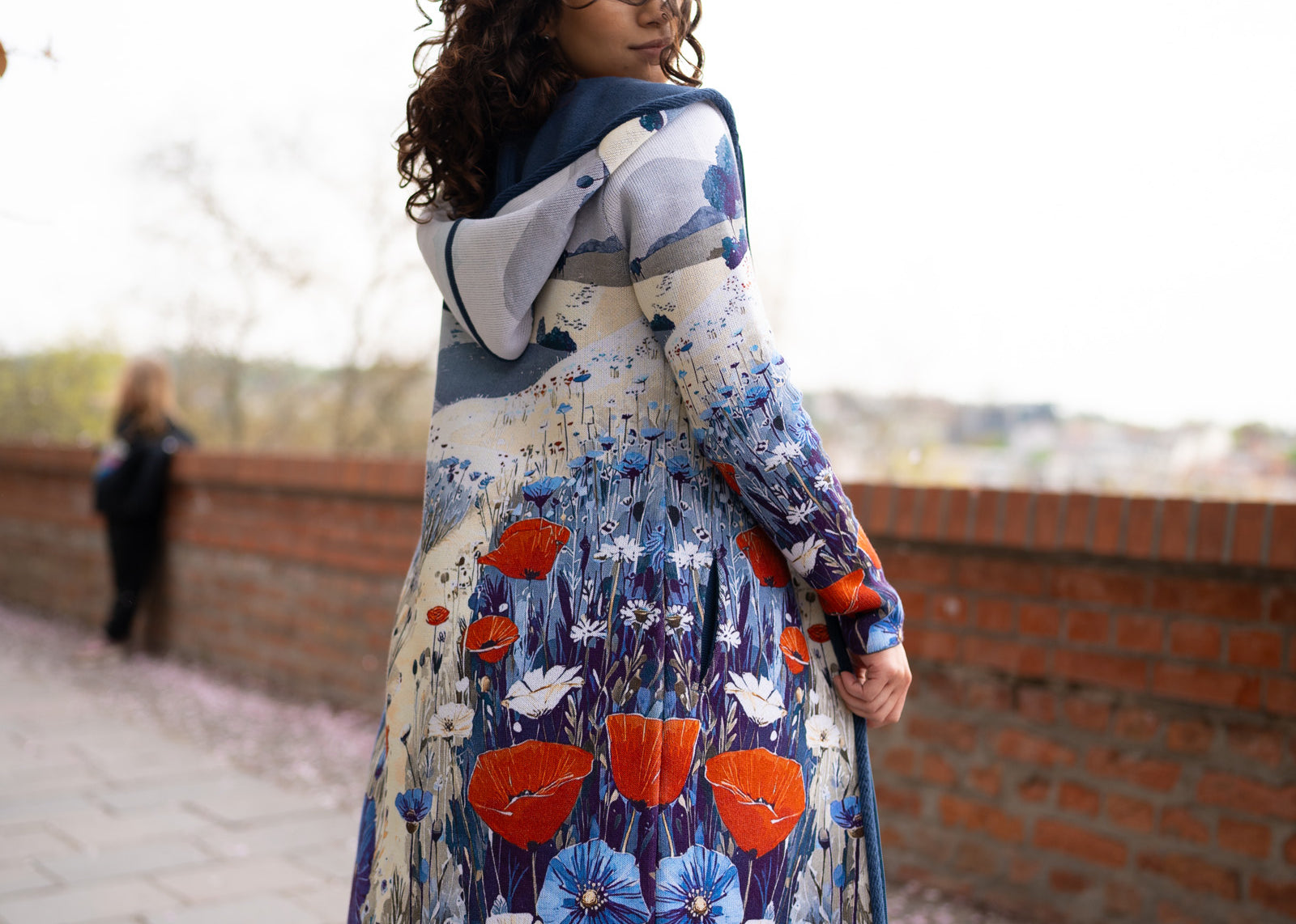 BAIKA női kötött kabát Pipacsmező – cipzáras, virágmintás, kék és piros pipacsos mintával