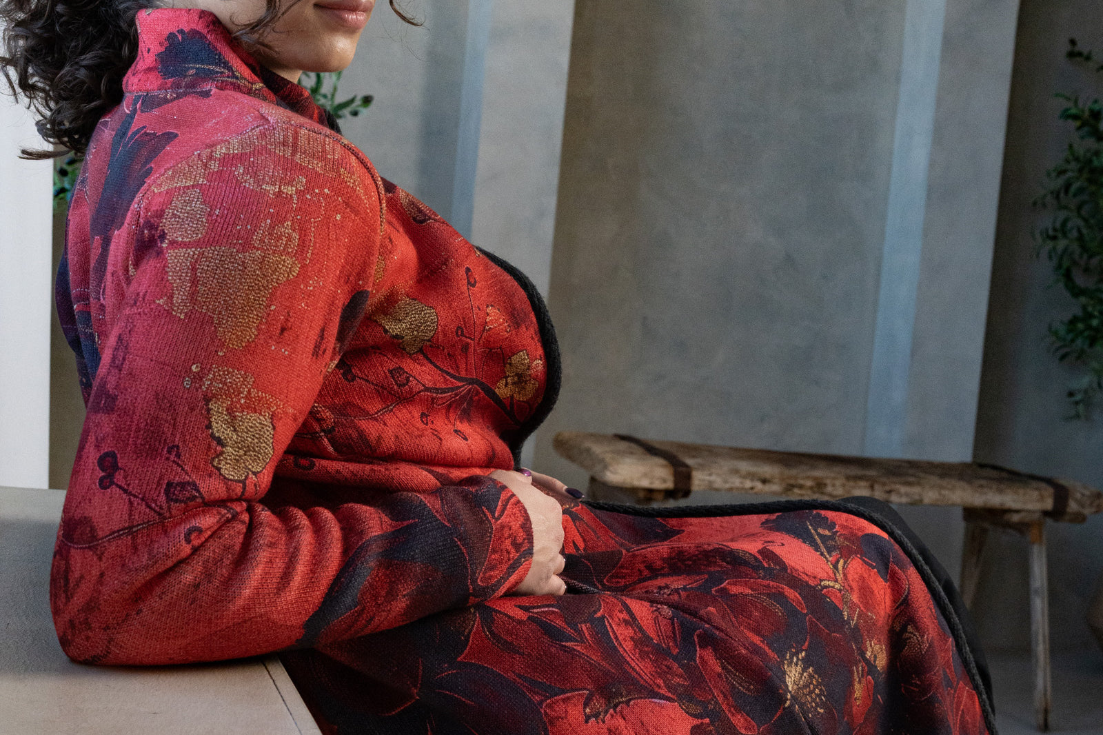 BAIKA női kötött kabát Burgundi Virág – galléros, cipzáras, mintás, burgundi árnyalatokkal