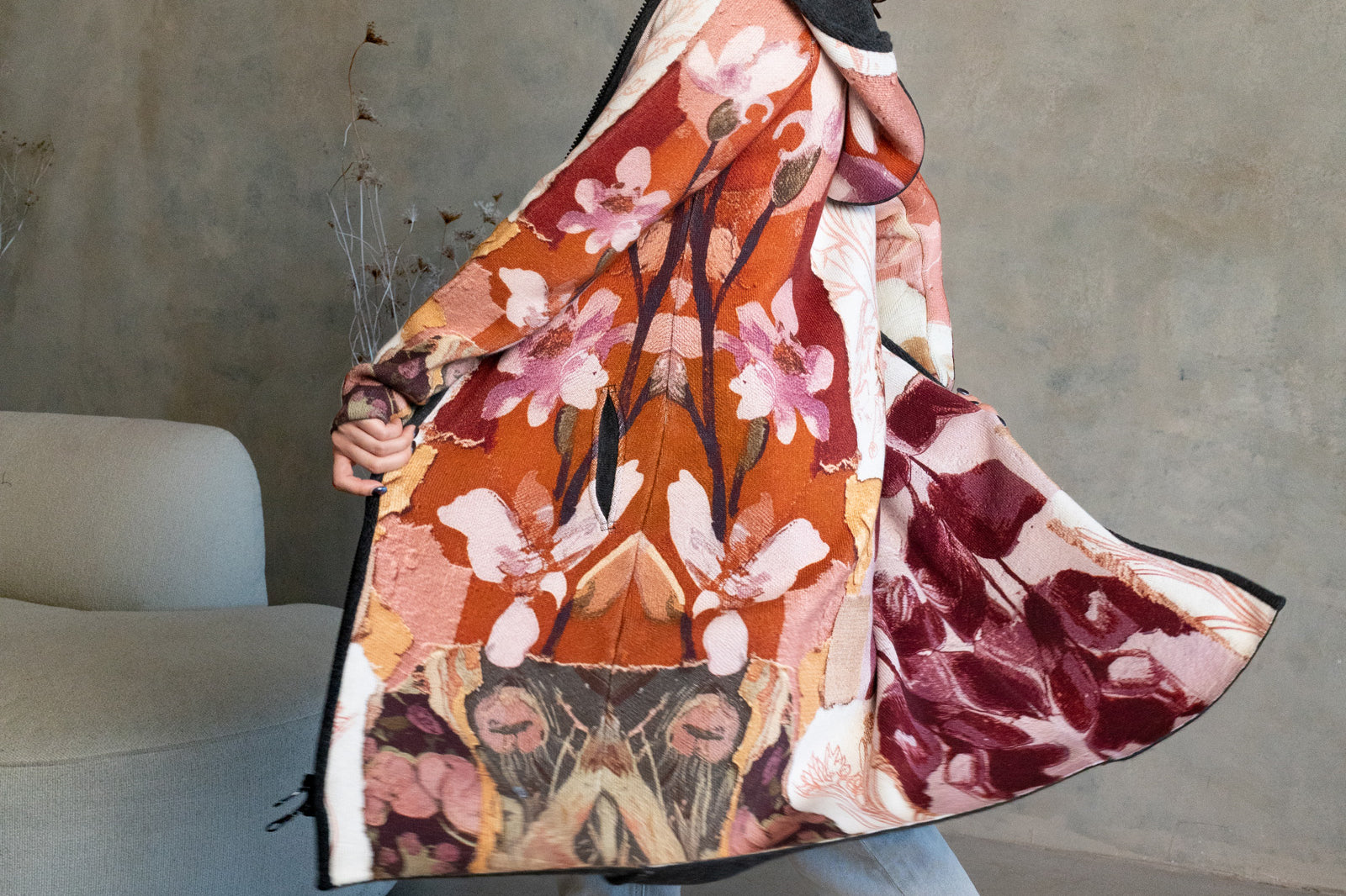 BAIKA női kötött kabát Kollázs Elegancia – cipzáras, mintás, meleg tónusú kollázsgrafikával