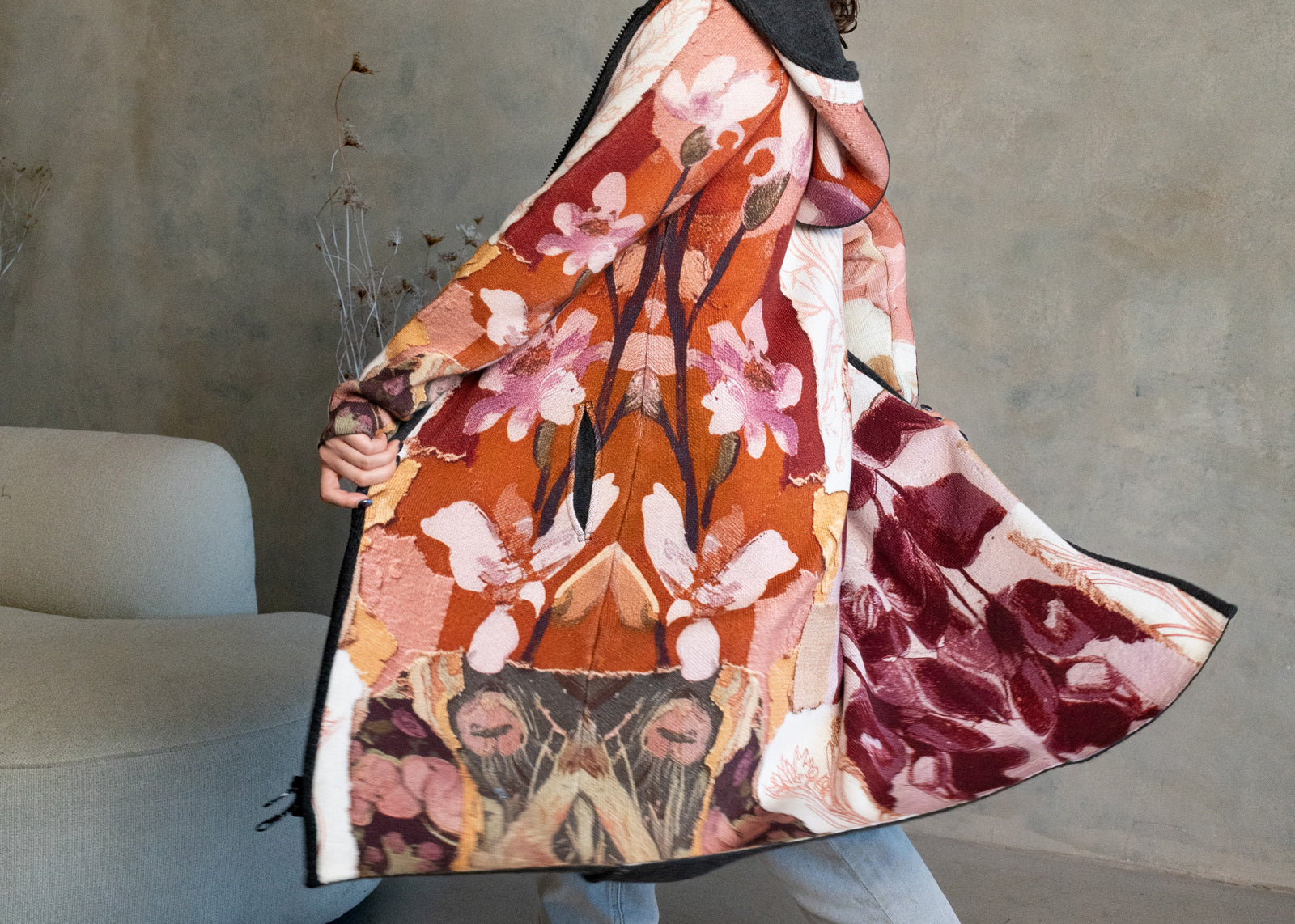 BAIKA női kötött kabát Kollázs Elegancia – cipzáras, mintás, meleg tónusú kollázsgrafikával