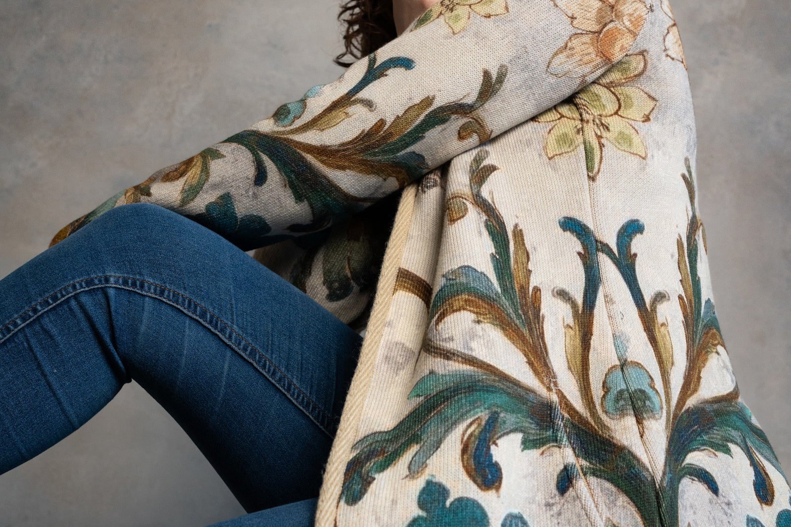 BAIKA női kötött kabát Kék Indák – cipzáras, mintás, ekrü alapon kék–arany indákkal