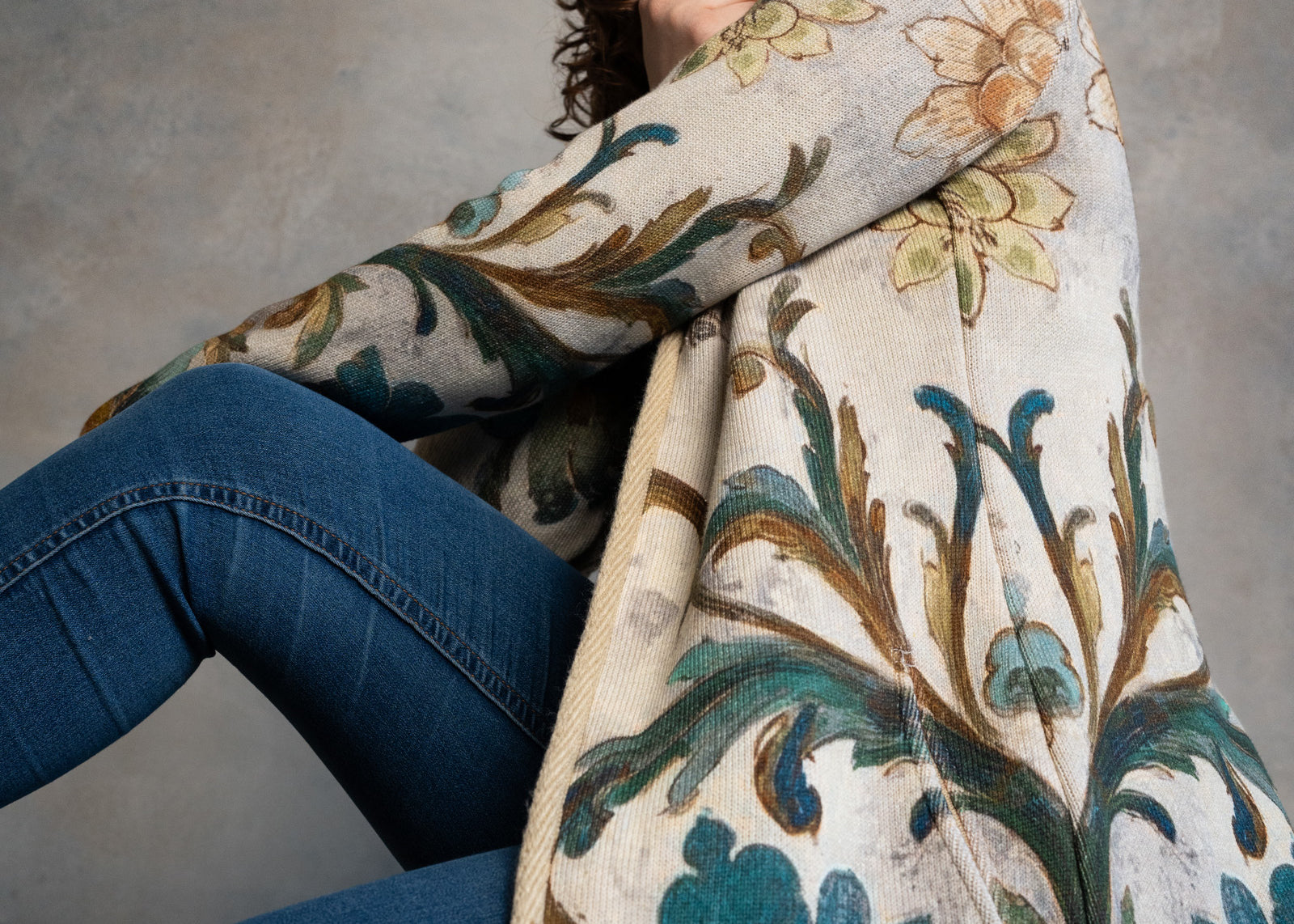 BAIKA női kötött kabát Kék Indák – cipzáras, mintás, ekrü alapon kék–arany indákkal