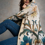 BAIKA női kötött kabát Kék Indák – cipzáras, mintás, ekrü alapon kék–arany indákkal